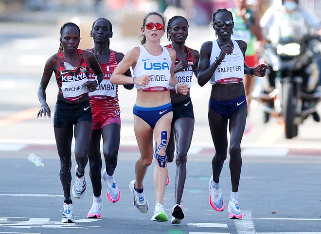 American Molly Seidel, Center, Runs In The Tokyo Olympics Women'S Marathon Alongside Kenya'S Peres Jepchirchir, Bahrain'S Eunice Chebichii Chumba, Kenya'S Brigid Kosgei And Israel'S Lonah Chemtai Salpeter.