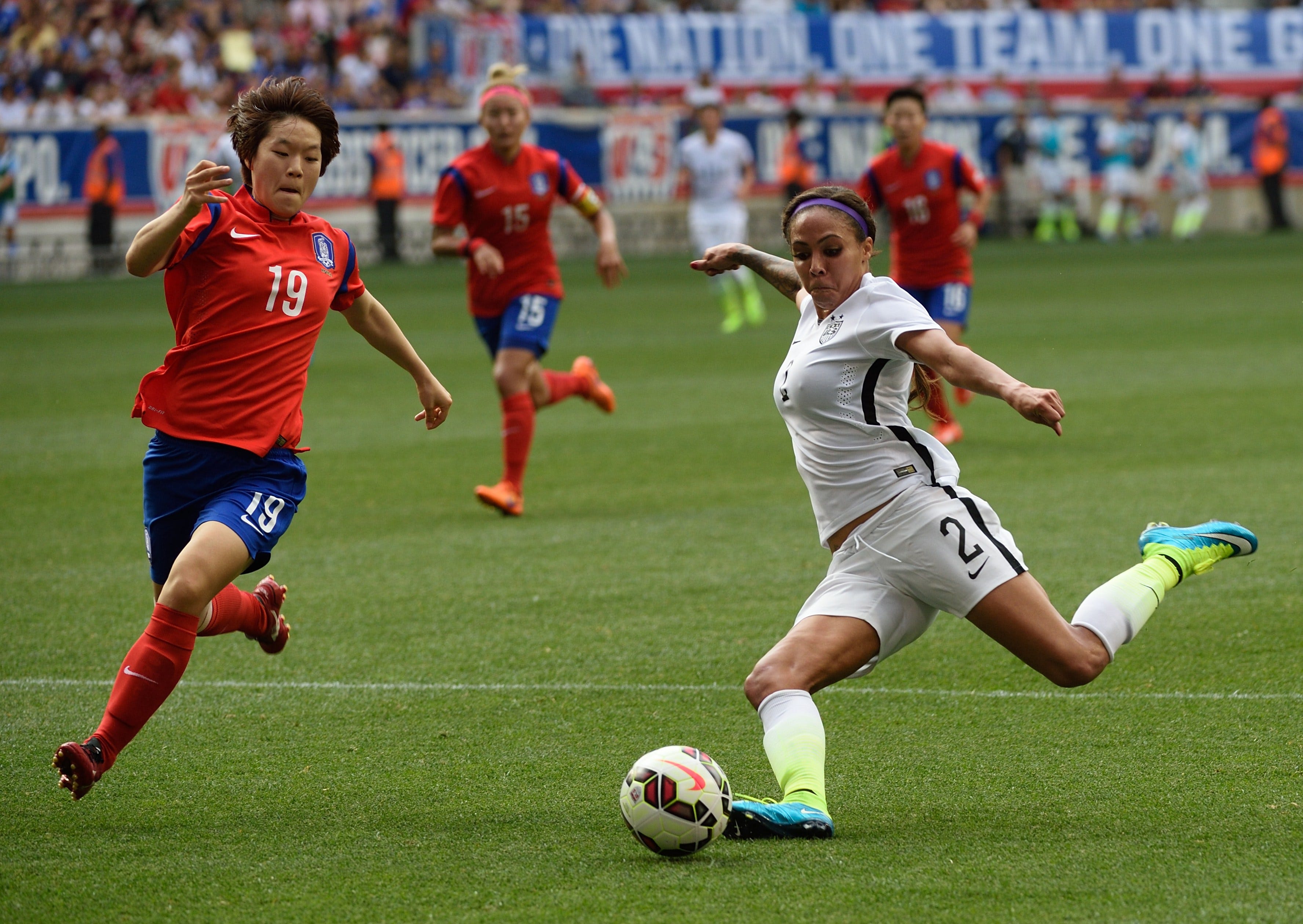 She is good football. Женский футбол. Спорт.женский.футбол. Женский футбол картинки. Таиланд футбол женщины.