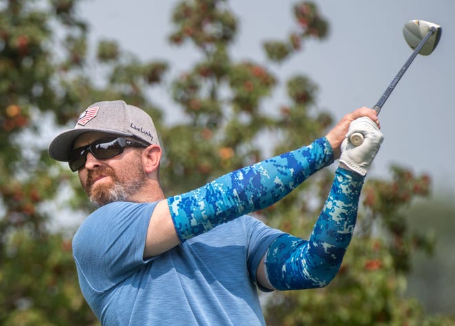 Brien Davis ocupa el sexto lugar durante el Campeonato de golf de la ciudad de hombres de Peoria el sábado 7 de agosto de 2021 en el campo de golf Newman en Peoria.  Davis derrotó a Ryan Julius por el título.