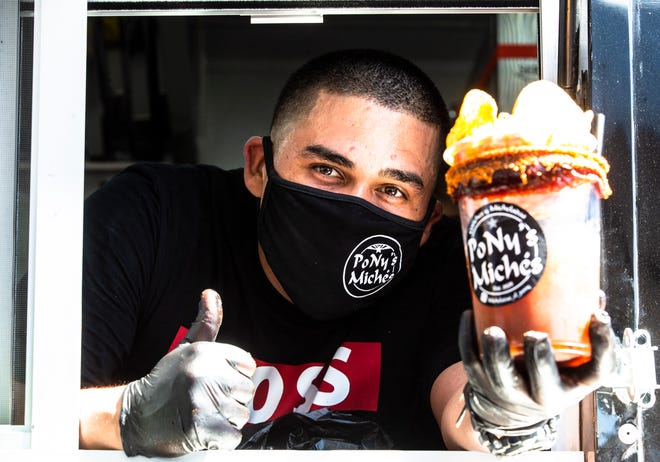 José "dote" La famosa Flores Michésada posa con el adorno de tosticeviche en la gran inauguración del camión de comida Michés de PoNy en Phoenix, el 7 de agosto de 2021.