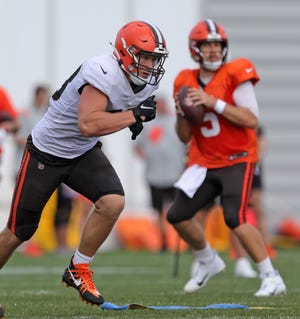 Browns tight end Harrison Bryant (88) runs a route as quarterback Case Keenum (5) drops back to pass during a training camp practice on Tuesday. Bryant has put on weight with idea of being a stronger blocker this season. [Jeff Lange/Beacon Journal]