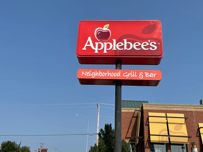 A photo of an Applebee's sign.