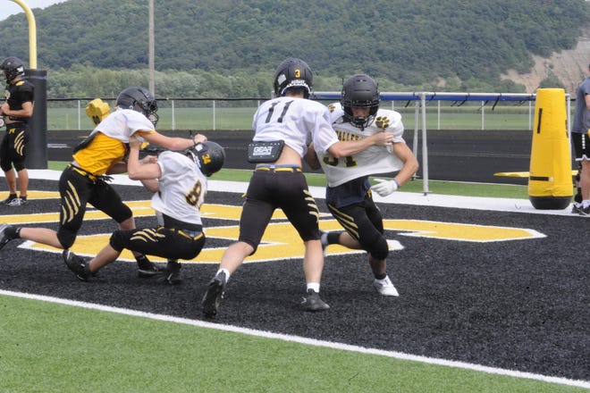 Paint Valley Bearcats battling out in drills.