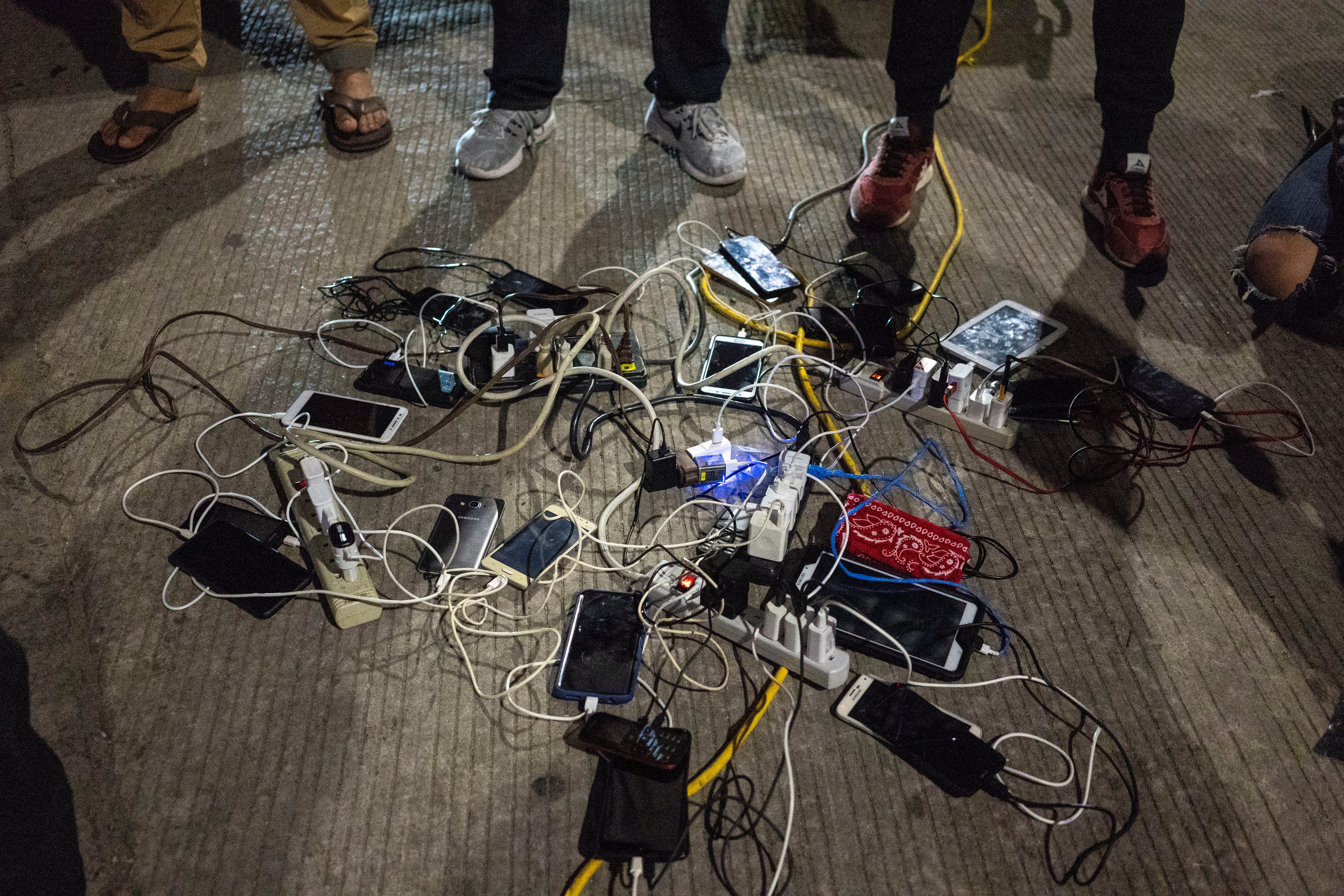 Estación de carga de teléfonos móviles. Más de 1,000 migrantes de Centroamérica y México viven en una tienda de campaña improvisada en Tijuana, en el cruce fronterizo de Chaparral, frente a la frontera de San Diego. Dijeron que no se irían hasta que el gobierno de Biden comience a procesar a los solicitantes de asilo que esperan en la frontera entre Estados Unidos y México.