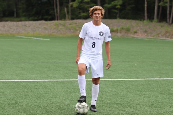 Declan McComb diseña un uniforme blanco para Pathfinder New York después de la Academia de Fútbol con sede en el condado de Duchess, inicialmente llamada FC Málaga City New York, y rebautizada en agosto.