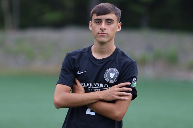 Justin Suárez, quien ha competido con el equipo de fútbol de Málaga City de 17 años, luce su nuevo uniforme de Pathfinder después de que el club cambiara de nombre este verano.