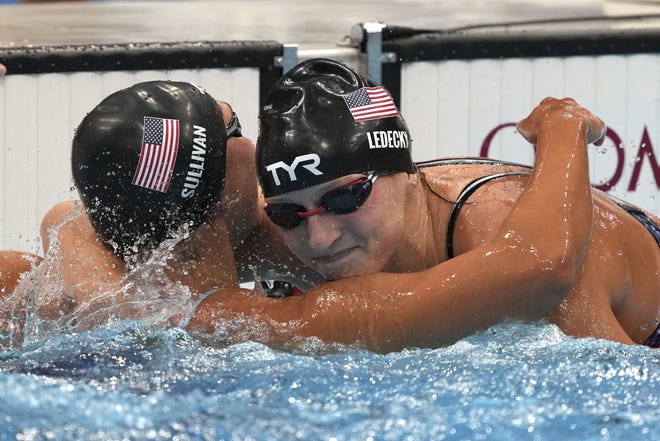 米国の水泳選手ケイティ・レ・デキ（右）が2020東京夏季五輪女子自由形1,500m決勝で優勝した後、仲間のアメリカ人エリカサリバンを抱き締めている。