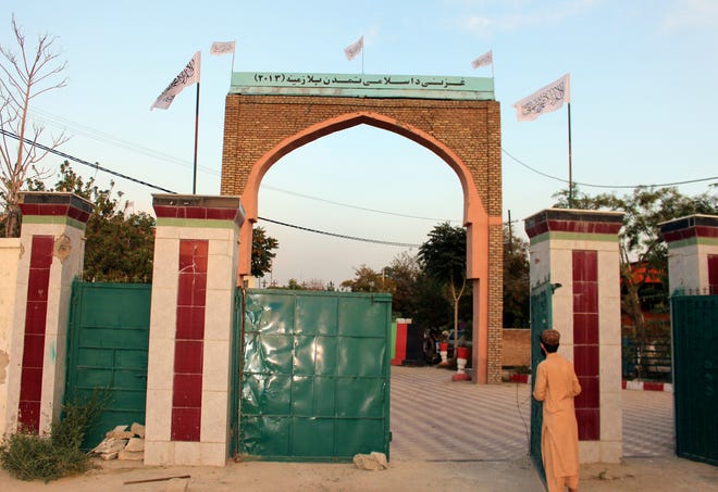 Des drapeaux talibans flottent au-dessus de la porte de la maison du gouverneur de la province de Ghazni, dans le sud-est de l'Afghanistan, le 15 août.