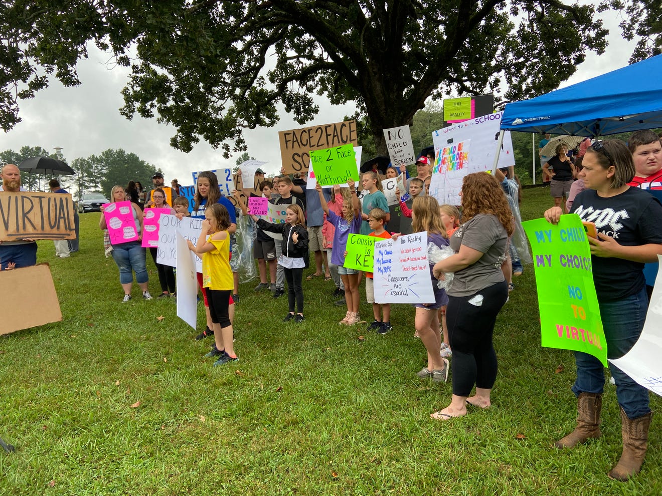 parents-protest-pickens-county-sc-school-decision-to-go-to-elearning