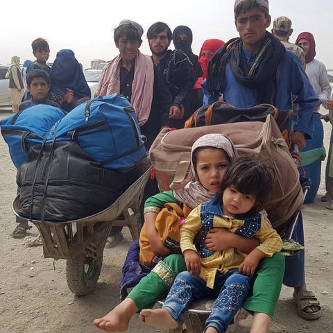 Stranded Afghans return to Afghanistan at the Paki