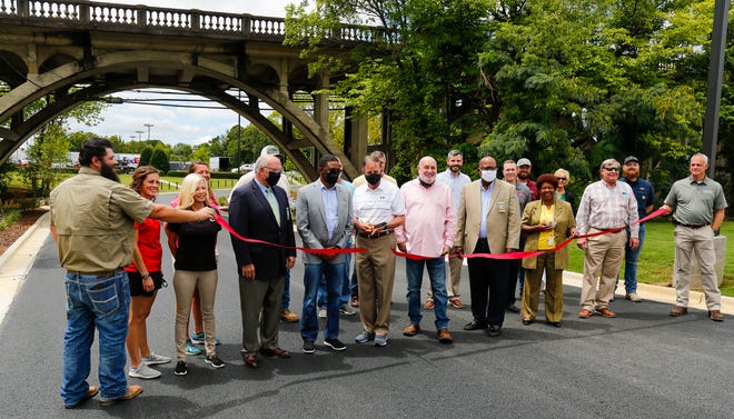 Gadsden Mayor Sherman Guyton, city officials and others involved in the project recently cut the ribbon on Park Boulevard, a new road connecting the Coosa Landing boat docks with The Venue at Coosa Landing on the East Gadsden riverfront.