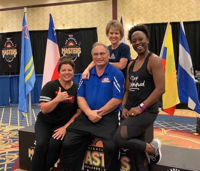 De izquierda a derecha, las levantadoras de pesas con medalla de oro Julie Peterson, Sheryl Cohen y Rebecca Dyson Heyward con el entrenador de Savannah, Michael Cohen, en el American Masters Championships 2021 en Orlando, Florida.