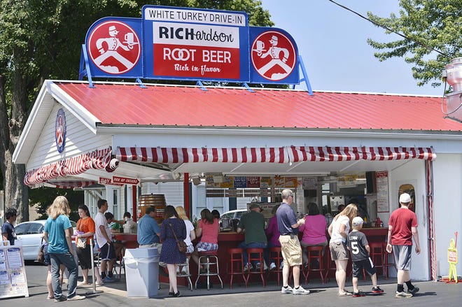Müşteriler, Haziran 2013 dosya fotoğrafında Conneaut, Ohio'da öğle yemeği saatinde Beyaz Hindi Arabayı Paketliyor.