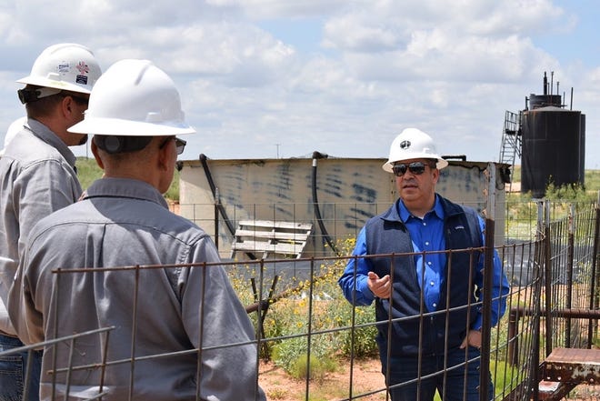 El senador estadounidense Ben Ray Lujan (D-NM) se reúne con trabajadores en pozos petroleros abandonados, el 17 de agosto de 2021 en Hobbs.
