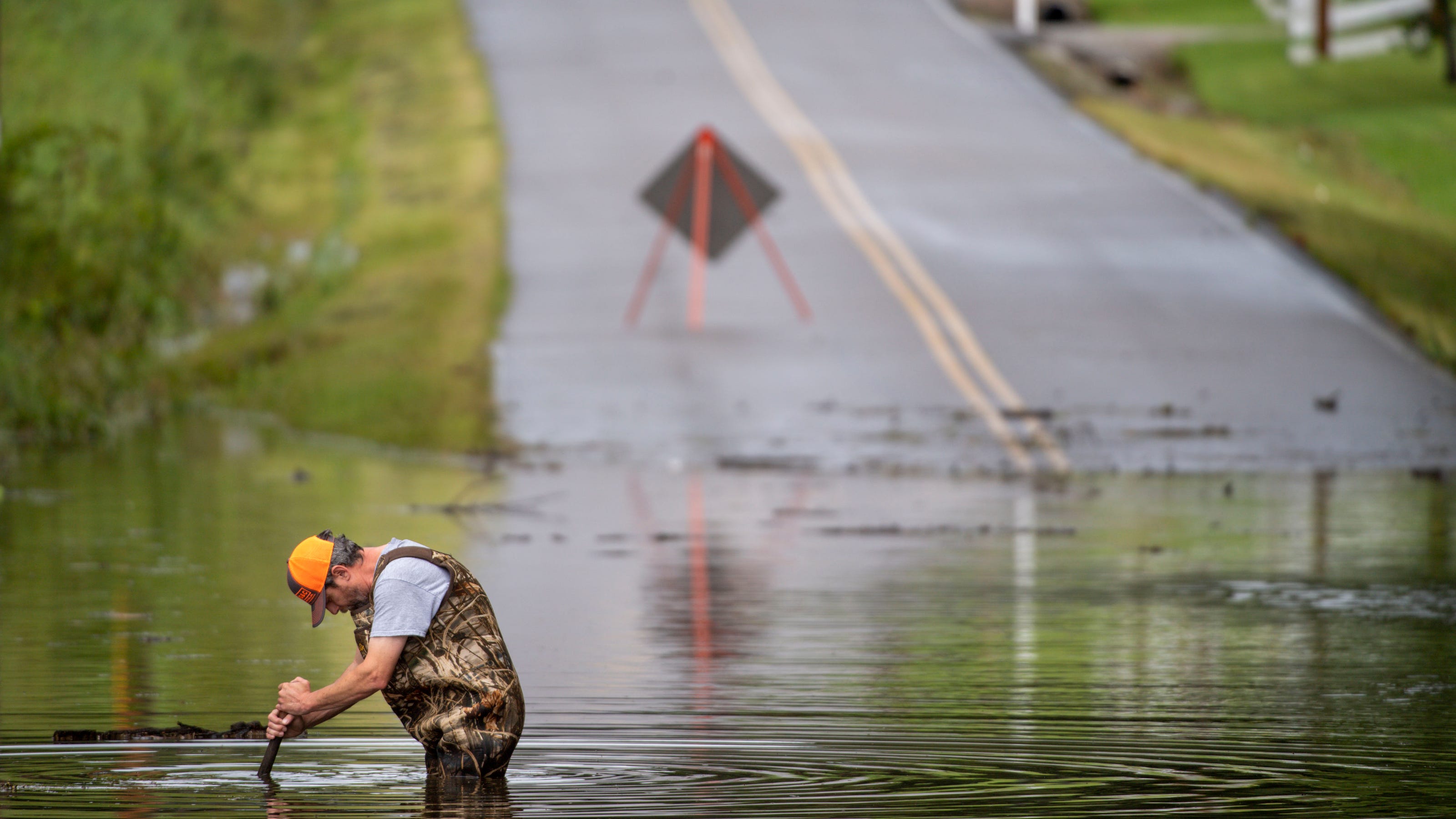 Flash Flood. Дети в Америке плавают на дорогах наводнение.