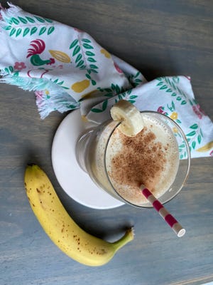 Peanut butter and banana are a match made in heaven. Sprinkle in a little “chocolate” in the form of cacao or cocoa powder, which offers some addition nutritional benefits to this Peanut Butter and Banana smoothie.