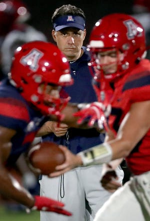 Kapan Jedd Fisch mendapatkan kemenangan pertamanya sebagai pelatih tim sepak bola Arizona Wildcats?