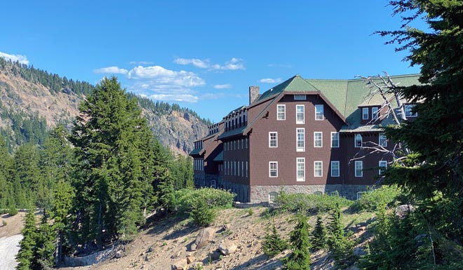 Although Crater Lake Lodge had to be rebuilt in 1990, in the 1990s, many of the original touches of Crater Lake’s original lodge remain.