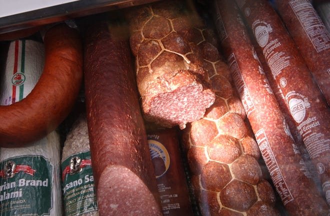 Piața alimentară europeană a importat cârnați într-o cutie de delicatese.