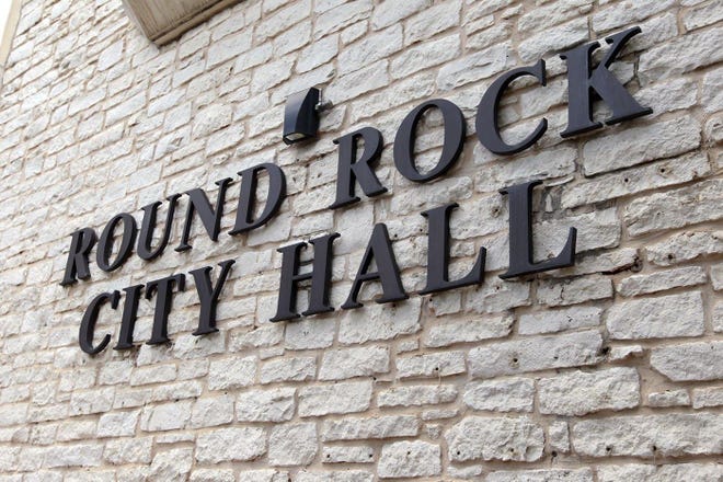The Round Rock City Council gave its initial approval to a decrease in wastewater rates and maintaining current water rates.