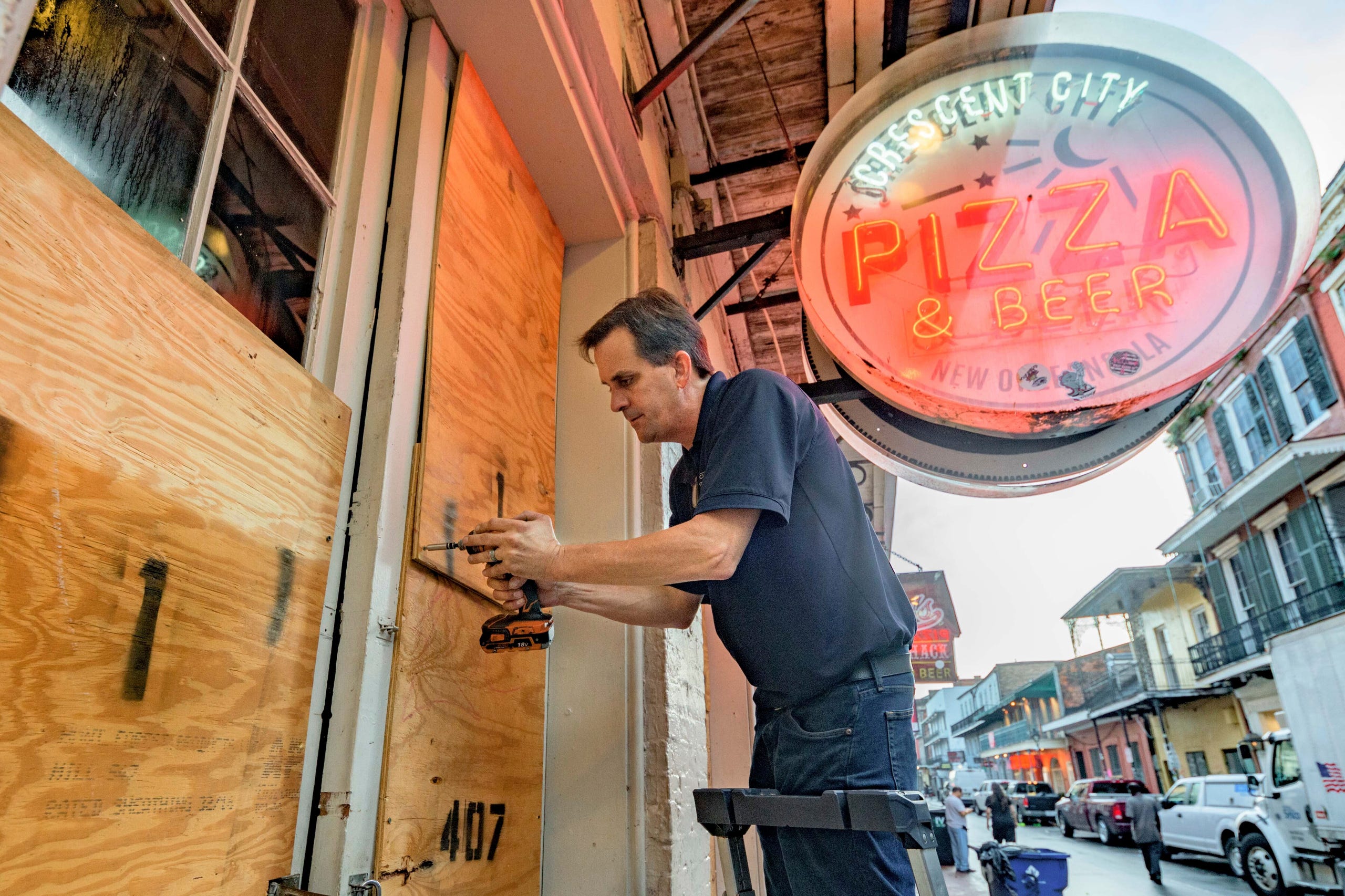 Michael Richard urcă la Crescent City Pizza pe Bourbon Street, în cartierul francez din New Orleans, înainte de prinderea uraganului Ida pe 28 august 2021.