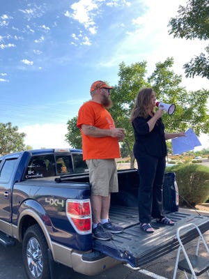 James Knox and Liz Harris address volunteers in Queen Creek on Aug. 28, 2021.