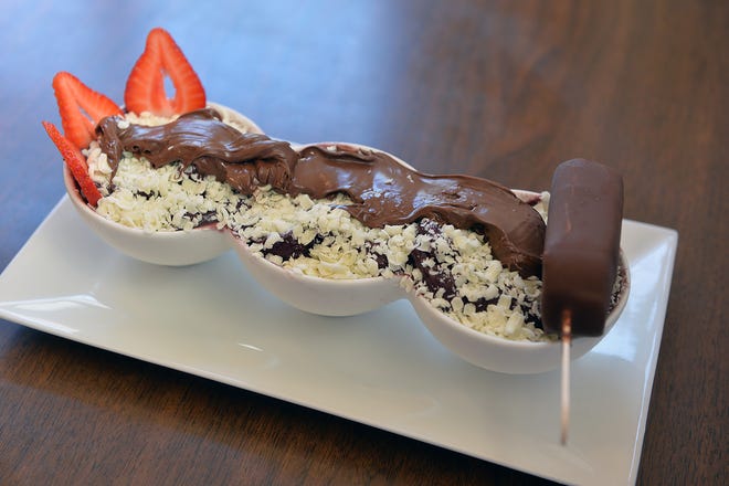 Em Acai.com na 102 Irving Street, e "Nutella Trio" Com sorvete de açaí, morango, coberto com chocolate branco, nutella e magnum, 30 de agosto de 2021.