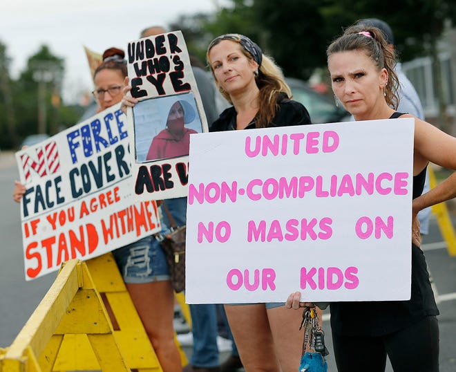 Părinții protestează împotriva mandatului de stat pentru mască pentru copii în prima zi de școală în Rockland, luni, aug.  30, 2021.