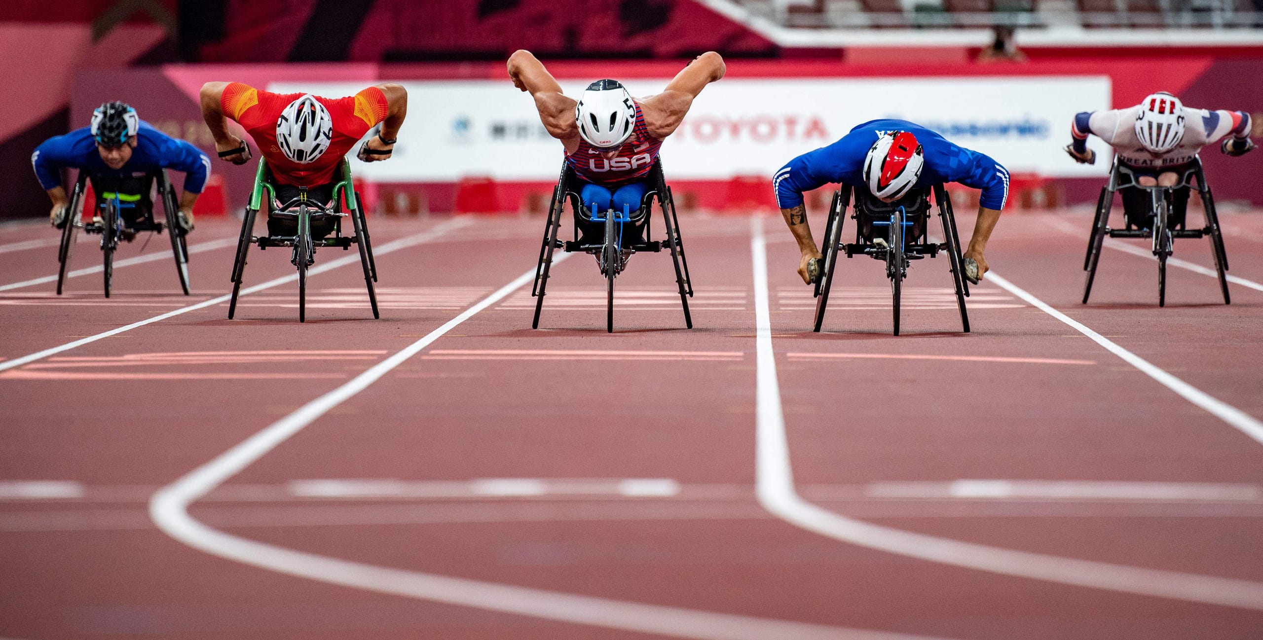 Aug. 29, 2021: USA's Daniel Romanchuk (center) competes in the men's 400-meterm - T54 final.