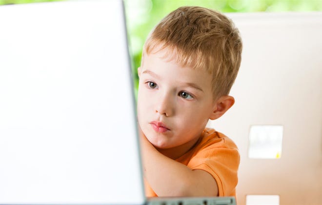 Dans la mesure du possible, il est recommandé de placer l'ordinateur d'un jeune enfant dans une zone centrale et très fréquentée de la maison, juste pour garder un œil sur où il va (et ce qu'il fait) en ligne.