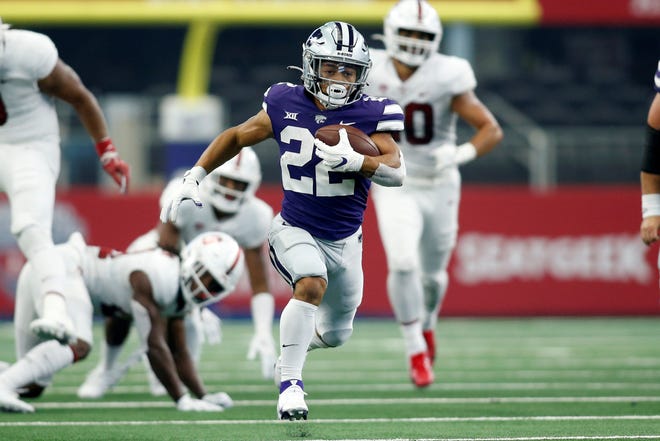 Kansas State running back Deuce Vaughn (22) runs for a touchdown in the second quarter against Stanford at AT&T Stadium.