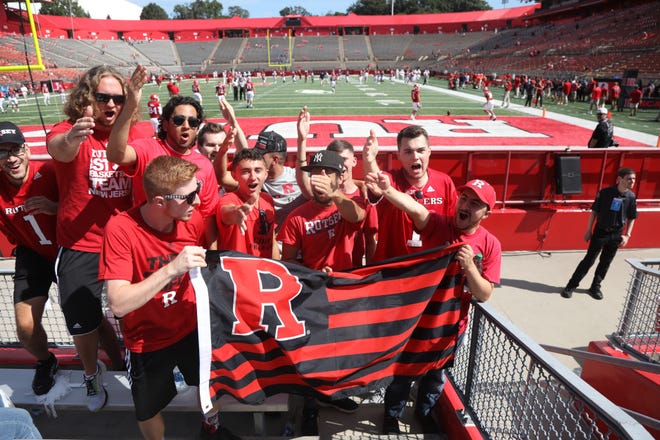 Le Rutgers Riot Squad avant le match alors que Temple affrontait Rutgers lors du match d'ouverture de la saison au SHI Stadium de Piscataway, NJ, le 4 septembre 2021. Ryan O'Connor de Freeholder est au dernier rang à l'extrême droite.