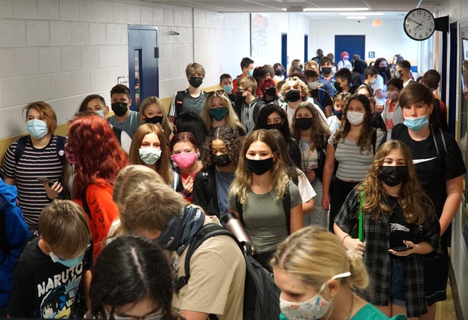            A full hallway of face-masked Emerson Middle School students fill the hallway just before 8 a.m. on Sept. 7, 2021.                    