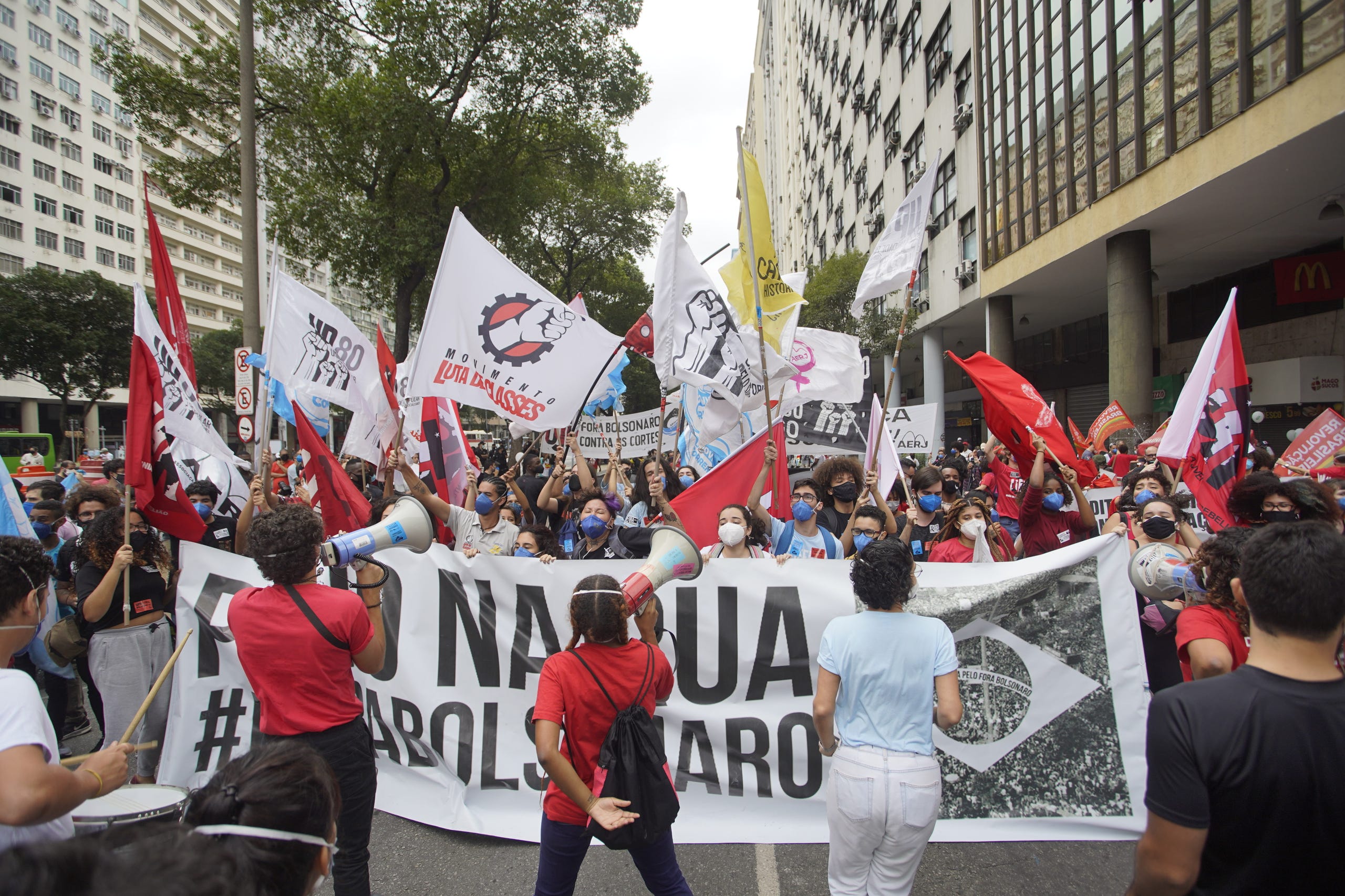 Demonstranten halten Fahnen und Transparente während einer Demonstration gegen Präsident Jair Bolsonaro am 7. September 2021 in Rio de Janeiro. Brasilianer sind zum Gedenken an ihren Unabhängigkeitstag auf die Straße gegangen, um sowohl Unterstützung als auch Ablehnung für die Regierung von Jair Bolsonaro zu zeigen.