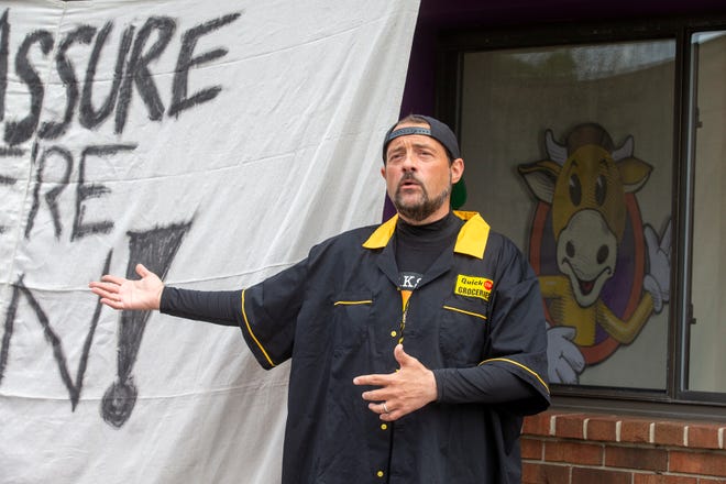 Kevin Smith speaks to fans in 2021 during the grand opening of his pop-up Mooby's restaurant in Red Bank.