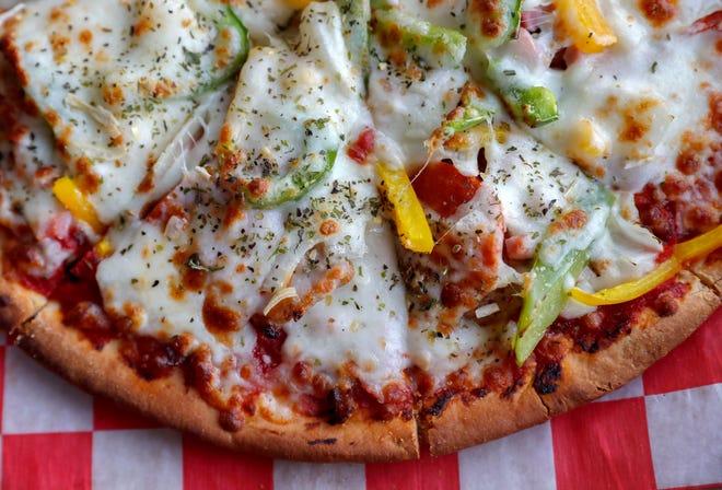 The Overweight Lover's Pizza, 7 Eylül 2021 Salı günü Indianapolis'te The Mad Griddle'da fotoğraflandı.  Restoran ve canlı caz kulübünde bir sahnenin yanı sıra bir bar ve oturma alanı bulunmaktadır.