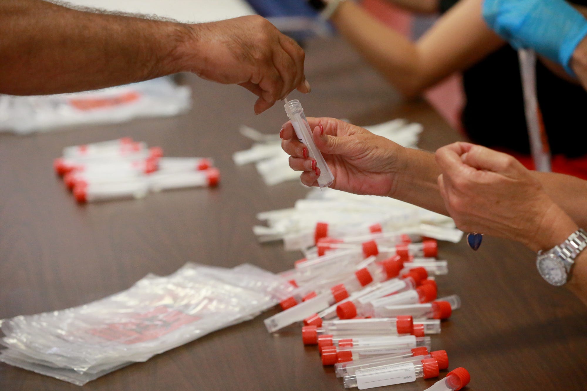 As COVID cases surge, how to know omicron symptoms vs. common cold