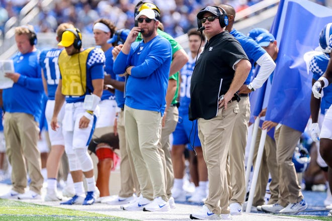 Kentucky offensive coordinator Liam Coordinator (center) and head coach Mark Stoops (right) during the first half of the NCAA college football game against Louisiana Monroe in Lexington, Kentucky on Saturday, Sept. 4, 2021. Staring.