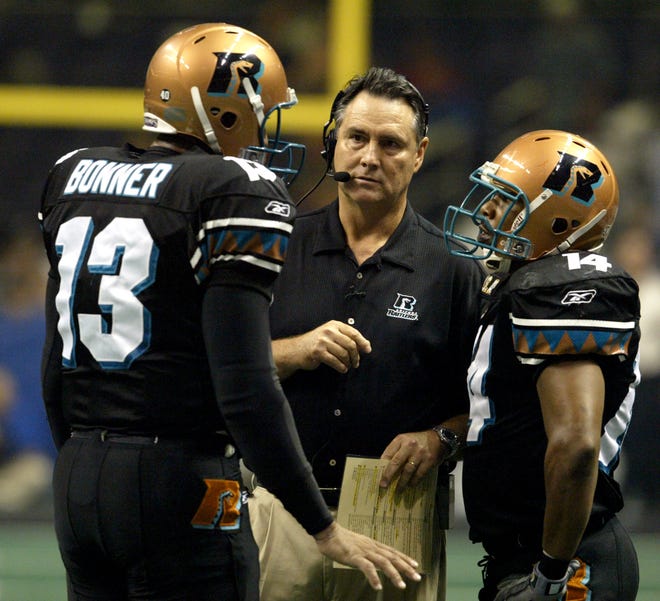 110334-- 6/6/2004 --  Rattlers head coach Danny White (cq), middle, speaks with Rattlers qb Sherdrick Bonner (13 cq), left, and Hunkie Cooper (14 cq) during a timeout against the Los Angeles Avengers (cq) during an Arena Football League playoff game inside America West Arena in Phoenix, AZ., Sunday June 6, 2004....(Emmanuel Lozano / The Arizona Republic)