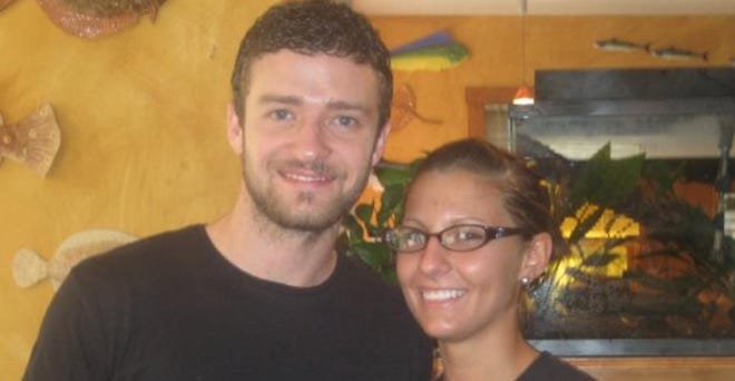 Justin Timberlake pozuje z serwerem Chelsea Barbosa w Margaret's w 2008 roku.