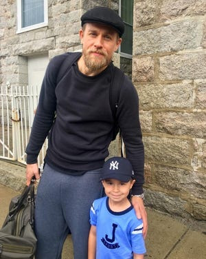 Charlie Hunnam pozuje z 6-letnim Masonem Mendozą, gdy przygotowuje się w Fall River do nakręcenia sceny do filmu "grunty leśne."