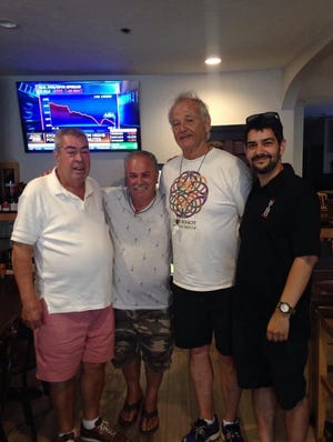 Billy Murray pozuje z pracownikami Café Mimo.