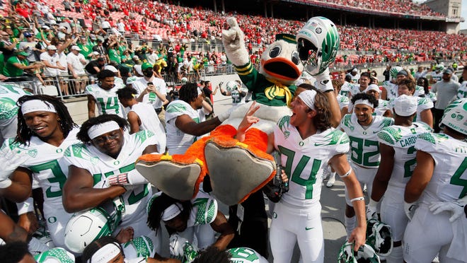 Oregon Ducks Stun Ohio State Buckeyes 35 28 In High Flying Shootout Oregon Ducks Stun Ohio State Buckeyes 35 28 In High Flying Shootout