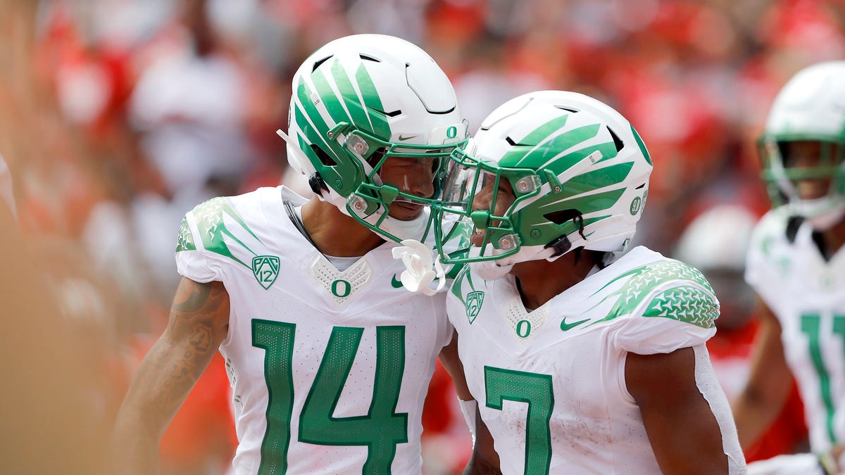 Oregon running back CJ Verdell (7) celebrates his touchdown run with wide receiver Kris Hutson against Ohio State.