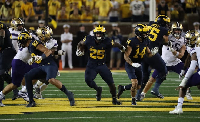 Michigan running back Hassan Haskins carries the ball during the 31-10 win over Washington on Saturday, Sept 11, 2021 at Michigan Stadium.