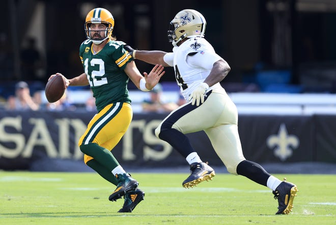 Cam Jordan creates pressure on Aaron Rodgers 