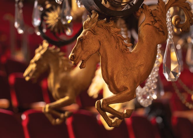 Jeden z latających koni zdobiących żyrandol teatralny w Ohio.