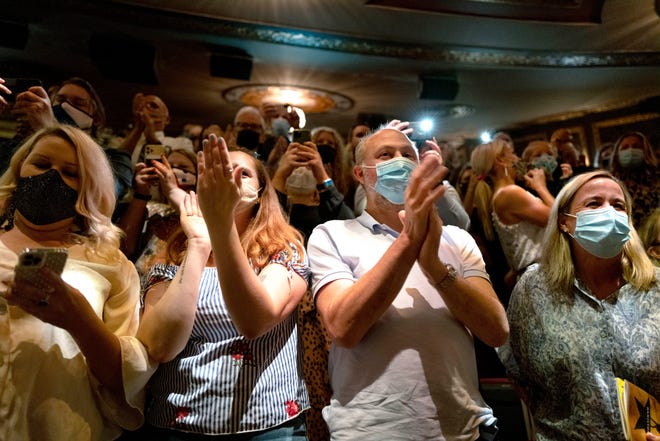 Penonton bertepuk tangan sebagai "Hamilton!" pencipta Lin-Manuel Miranda memberikan pidato tirai di Teater Richard Rodgers, di New York, saat pertunjukan dibuka Selasa.