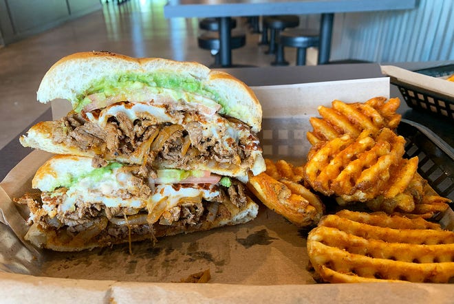 Tortas CM의 Norteña torta에는 카르네 아사다, 모짜렐라, 아보카도 등이 함께 제공됩니다.