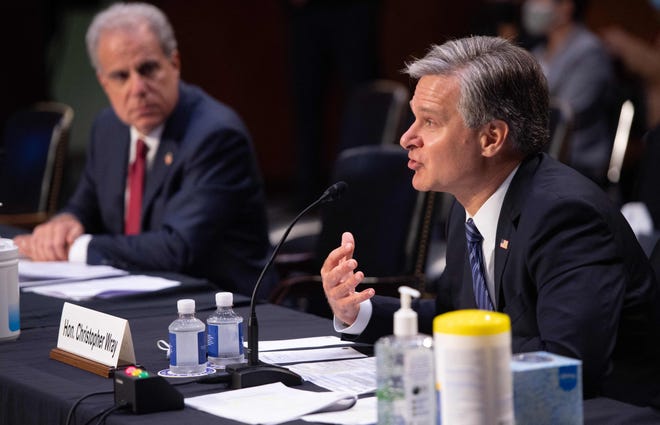 El director del FBI, Christopher Wray (derecha) y el inspector general del Departamento de Justicia, Michael Horowitz (izquierda), testifican durante una audiencia del Comité Judicial del Senado sobre el informe del inspector general sobre el manejo del FBI de la investigación de Larry Nassar sobre abuso sexual de gimnastas, en Capitol Hill, septiembre 15 de febrero de 2021 en Washington, DC. (Foto de SAUL LOEB / POOL / AFP) (Foto de SAUL LOEB / POOL / AFP a través de Getty Images) ORG XMIT: 0 ID DE ARCHIVO ORIG: AFP_9MW862.jpg